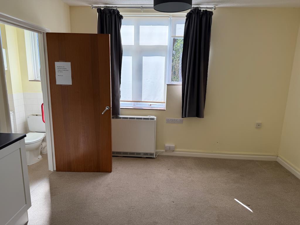 Lot: 86 - SUBSTANTIAL DETACHED PROPERTY WITH POTENTIAL PREVIOUSLY USED FOR SUPPORTED LIVING - Ground floor room to rear